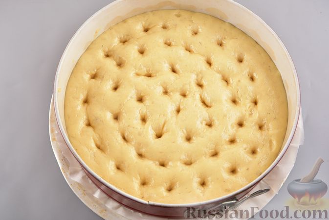 Фото приготовления рецепта: Сдобный пирог с сахарной посыпкой и сливочной пропиткой - шаг №8