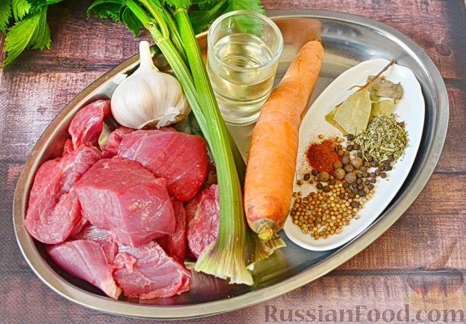 Фото приготовления рецепта: Говядина, тушенная с сельдереем и морковью - шаг №1