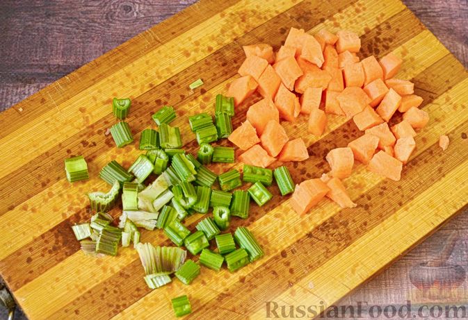 Фото приготовления рецепта: Говядина, тушенная с сельдереем и морковью - шаг №5