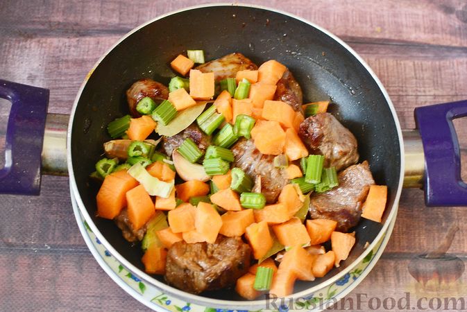 Фото приготовления рецепта: Говядина, тушенная с сельдереем и морковью - шаг №6