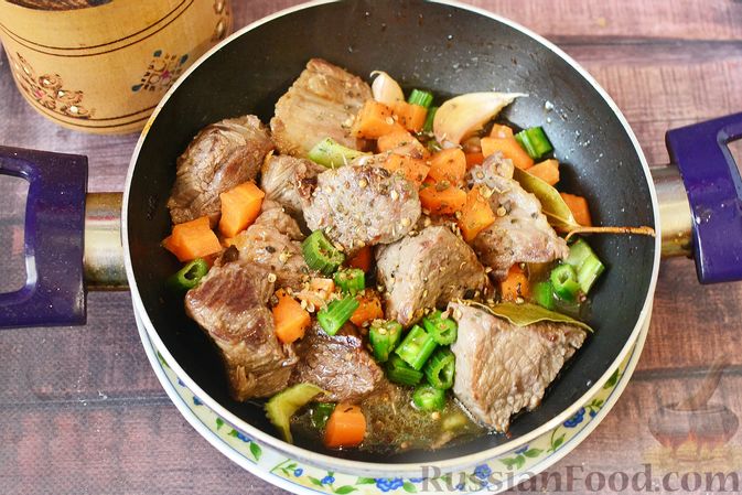Фото приготовления рецепта: Говядина, тушенная с сельдереем и морковью - шаг №8