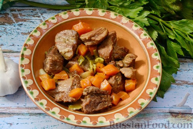 Фото приготовления рецепта: Говядина, тушенная с сельдереем и морковью - шаг №9