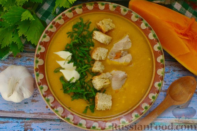 Фото к рецепту: Тыквенный суп-пюре с куриным филе