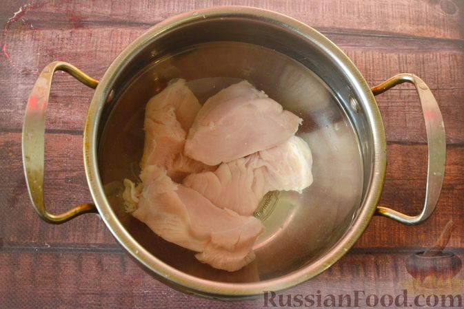Фото приготовления рецепта: Тыквенный суп-пюре с куриным филе - шаг №3