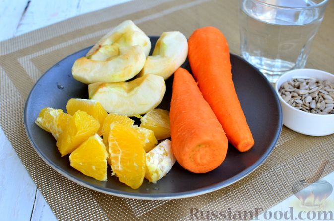 Фото приготовления рецепта: Морковно-яблочный смузи с апельсином и семечками подсолнечника - шаг №2