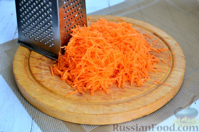 Фото приготовления рецепта: Морковно-яблочный смузи с апельсином и семечками подсолнечника - шаг №3