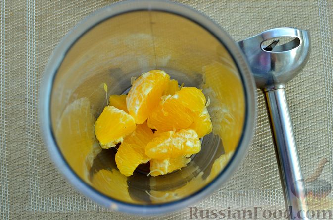 Фото приготовления рецепта: Морковно-яблочный смузи с апельсином и семечками подсолнечника - шаг №4