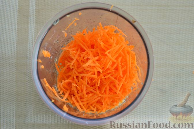 Фото приготовления рецепта: Морковно-яблочный смузи с апельсином и семечками подсолнечника - шаг №6