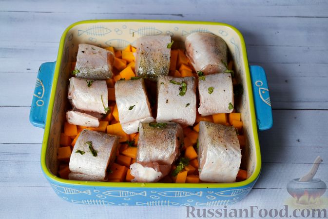Фото приготовления рецепта: Рыба, запечённая с тыквой и сладким перцем - шаг №9