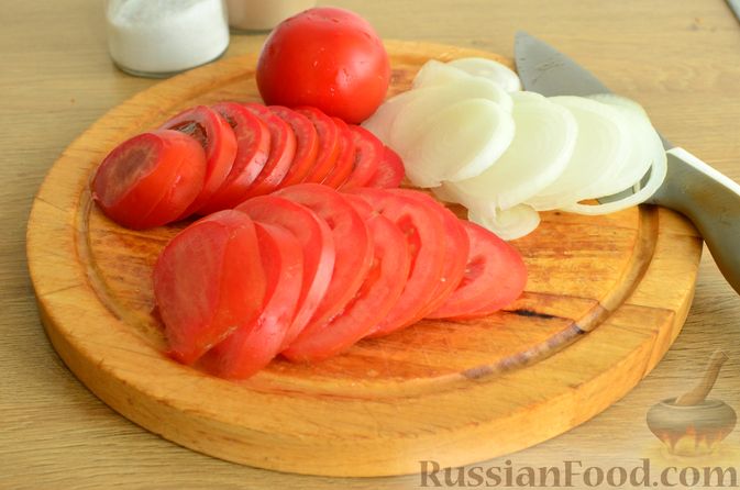 Фото приготовления рецепта: Кусочки скумбрии, запечённые с помидорами, луком и кунжутом - шаг №3