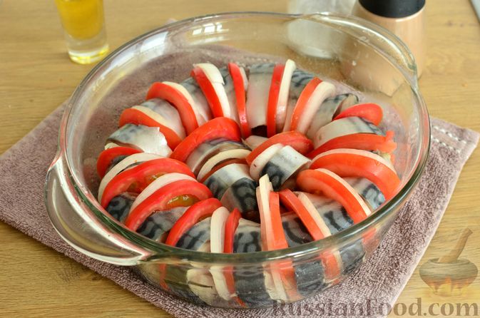 Фото приготовления рецепта: Кусочки скумбрии, запечённые с помидорами, луком и кунжутом - шаг №5