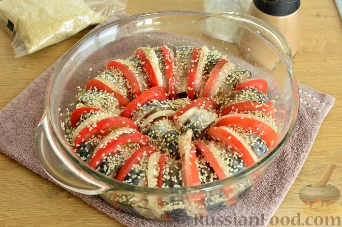 Фото приготовления рецепта: Кусочки скумбрии, запечённые с помидорами, луком и кунжутом - шаг №6