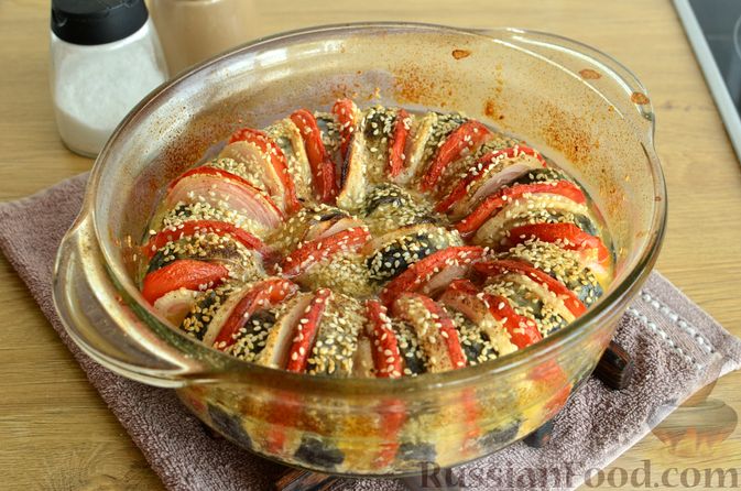 Фото приготовления рецепта: Кусочки скумбрии, запечённые с помидорами, луком и кунжутом - шаг №7