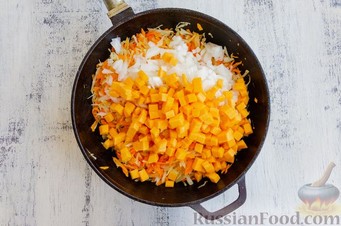 Фото приготовления рецепта: Капуста, тушенная с тыквой и морковью - шаг №6