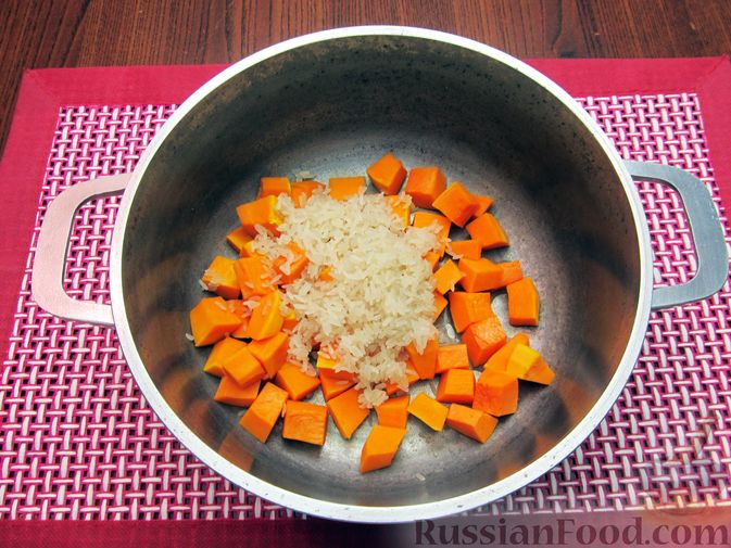Фото приготовления рецепта: Молочный суп с тыквой и рисом - шаг №3