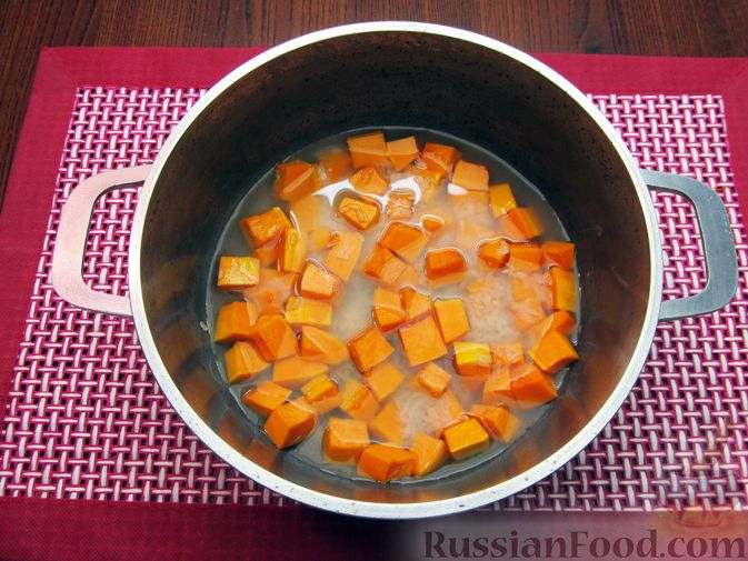 Фото приготовления рецепта: Молочный суп с тыквой и рисом - шаг №4
