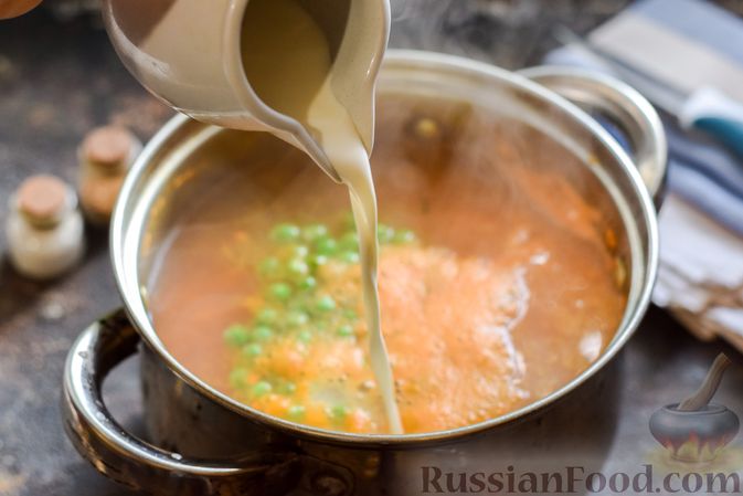 Фото приготовления рецепта: Куриный суп с овощами и сливками - шаг №7