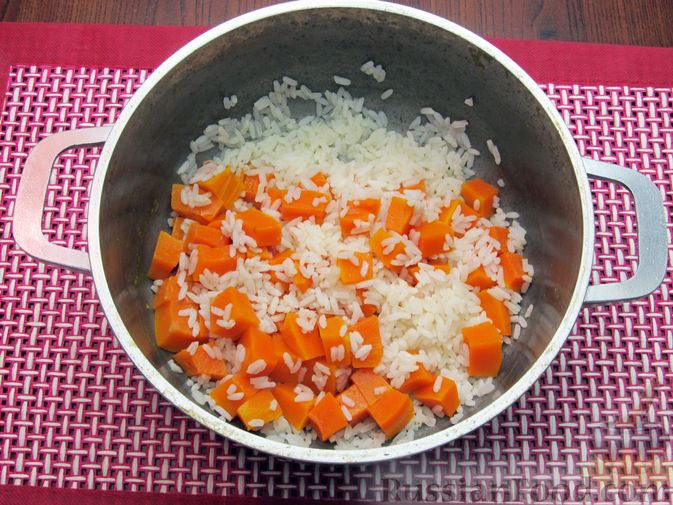 Фото приготовления рецепта: Молочный суп с тыквой и рисом - шаг №6