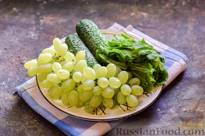 Фото приготовления рецепта: Зелёный смузи с виноградом и огурцом - шаг №1