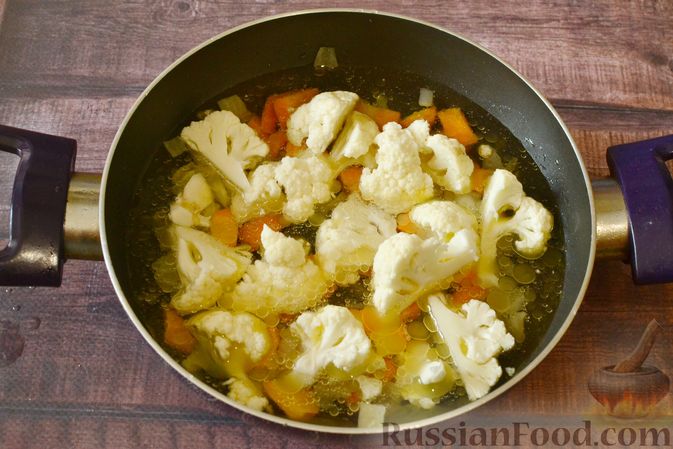 Фото приготовления рецепта: Суп-пюре из тыквы с цветной капустой и чесночной заправкой - шаг №5