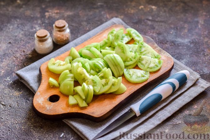 Фото приготовления рецепта: Соте из зелёных помидоров с болгарским перцем и шампиньонами - шаг №6