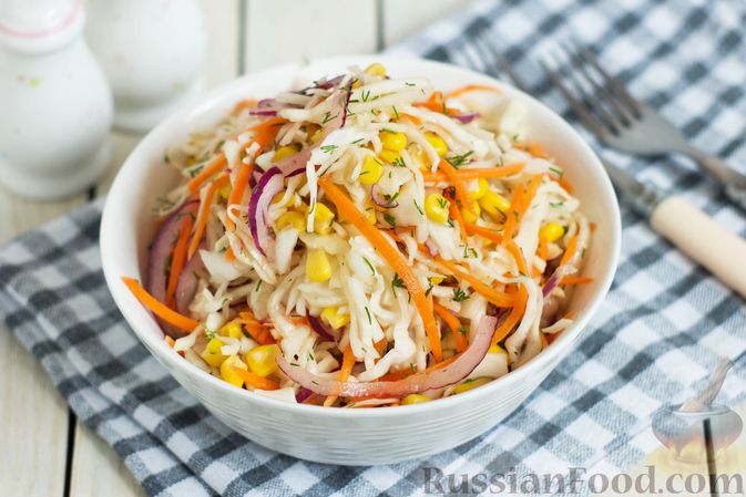Фото к рецепту: Салат из капусты с морковью, кукурузой и красным луком