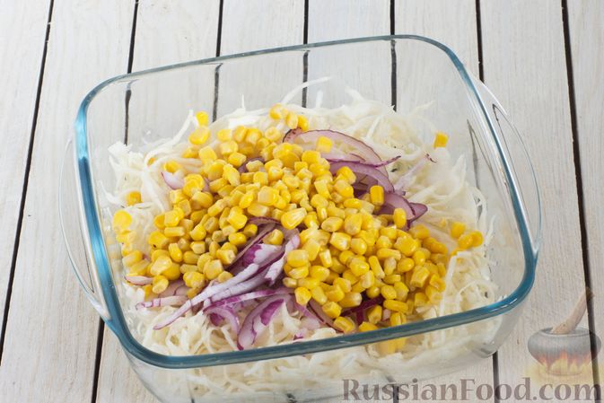 Фото приготовления рецепта: Салат из капусты с морковью, кукурузой и красным луком - шаг №5