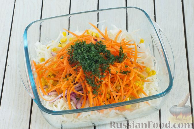 Фото приготовления рецепта: Салат из капусты с морковью, кукурузой и красным луком - шаг №7