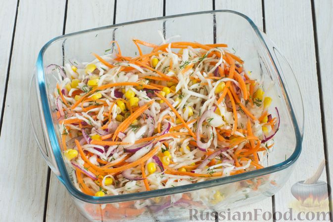 Фото приготовления рецепта: Салат из капусты с морковью, кукурузой и красным луком - шаг №8