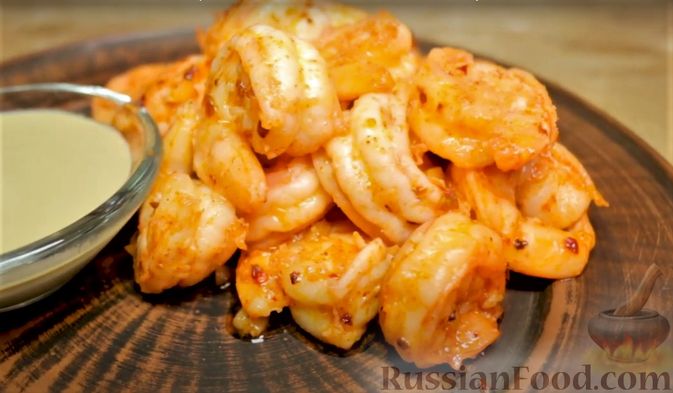 Фото к рецепту: Пикантные жареные креветки с чесноком (на сливочном масле)