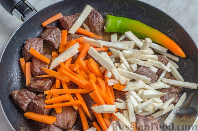 Фото приготовления рецепта: Говядина, тушенная с фасолью, морковью и корнем сельдерея - шаг №9