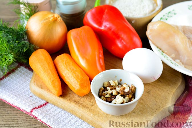 Фото приготовления рецепта: Куриный бульон с овощами и рулетиками - шаг №1