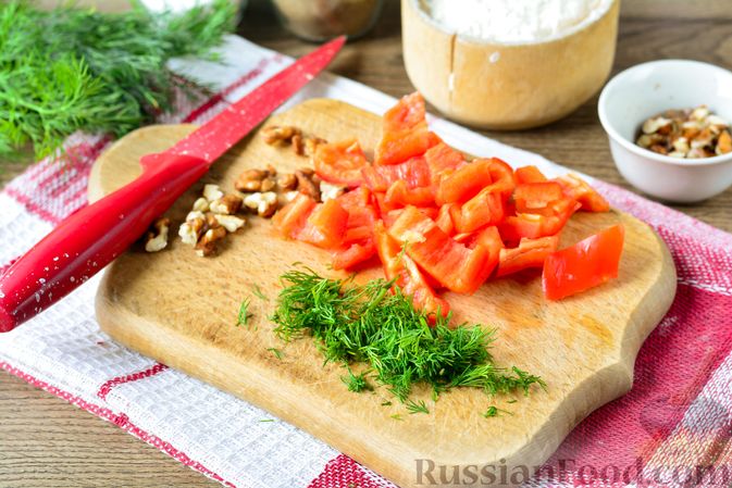 Фото приготовления рецепта: Куриный бульон с овощами и рулетиками - шаг №11