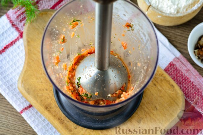 Фото приготовления рецепта: Куриный бульон с овощами и рулетиками - шаг №13