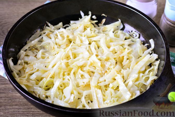 Фото приготовления рецепта: Пирог "Улитка" из теста фило с начинкой из капусты и варёных яиц - шаг №3