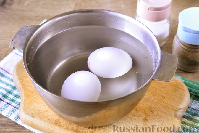 Фото приготовления рецепта: Пирог "Улитка" из теста фило с начинкой из капусты и варёных яиц - шаг №2