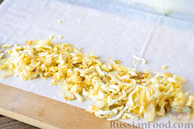Фото приготовления рецепта: Пирог "Улитка" из теста фило с начинкой из капусты и варёных яиц - шаг №7