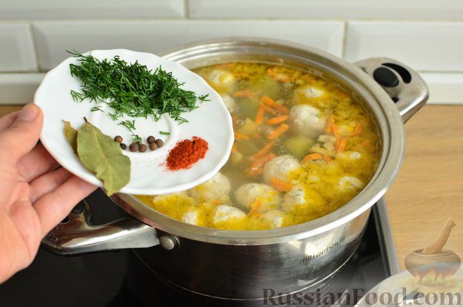 Фото приготовления рецепта: Суп с фрикадельками и брюссельской капустой - шаг №12