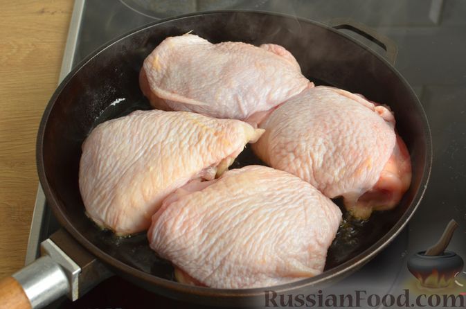 Фото приготовления рецепта: Курица, запечённая с помидорами, кабачками и сельдереем - шаг №2