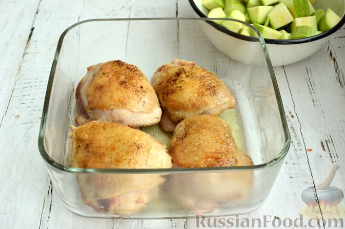 Фото приготовления рецепта: Курица, запечённая с помидорами, кабачками и сельдереем - шаг №7