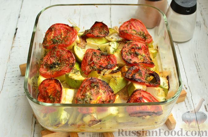 Фото приготовления рецепта: Курица, запечённая с помидорами, кабачками и сельдереем - шаг №10
