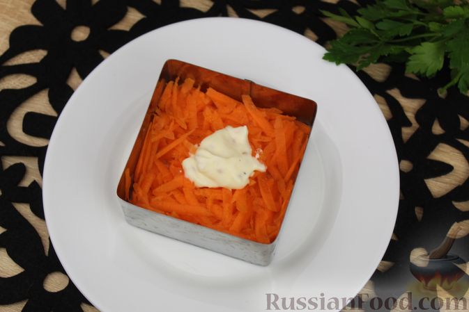 Фото приготовления рецепта: Слоёный салат с курицей, морковью, яблоком и яйцами - шаг №17