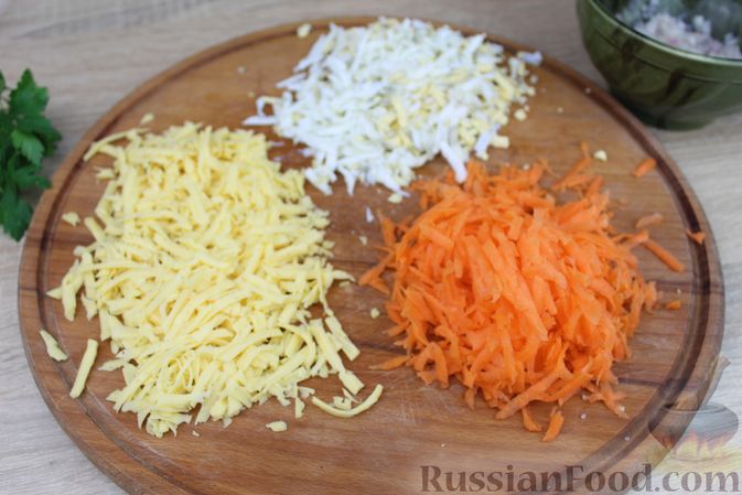 Фото приготовления рецепта: Слоёный салат с курицей, морковью, яблоком и яйцами - шаг №11