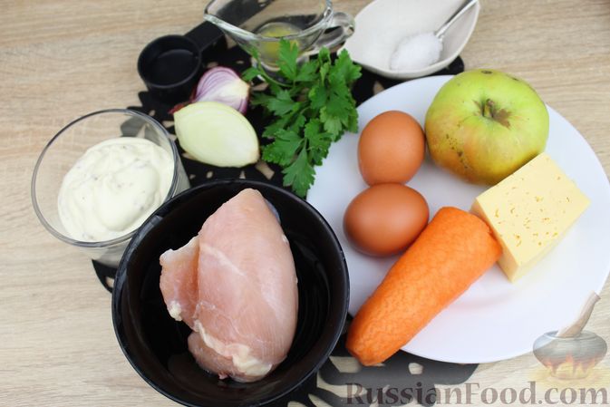 Фото приготовления рецепта: Слоёный салат с курицей, морковью, яблоком и яйцами - шаг №6