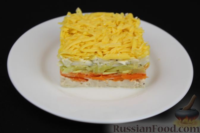 Фото приготовления рецепта: Слоёный салат с курицей, морковью, яблоком и яйцами - шаг №21
