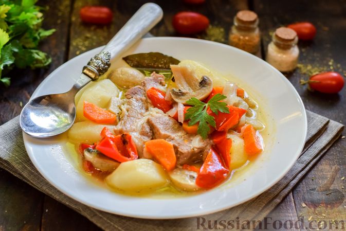 Фото к рецепту: Мясо, тушенное с картофелем, болгарским перцем и грибами