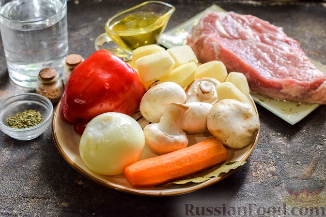 Фото приготовления рецепта: Мясо, тушенное с картофелем, болгарским перцем и грибами - шаг №1