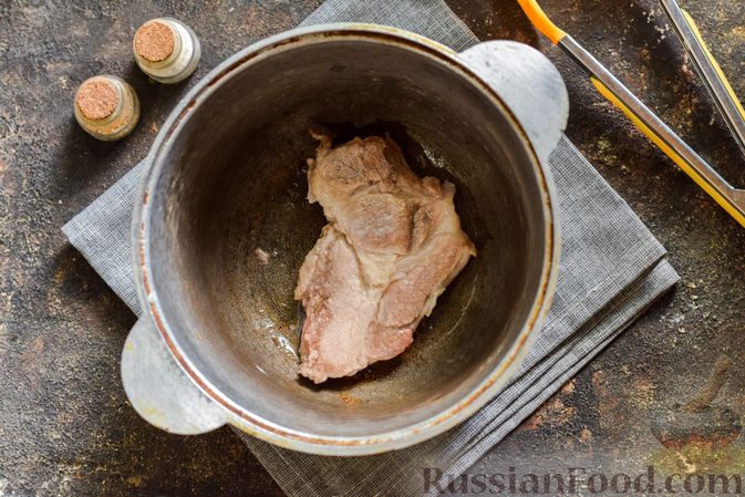 Фото приготовления рецепта: Мясо, тушенное с картофелем, болгарским перцем и грибами - шаг №5