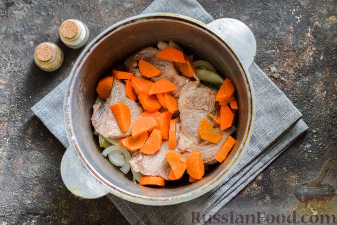 Фото приготовления рецепта: Мясо, тушенное с картофелем, болгарским перцем и грибами - шаг №8