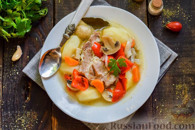 Фото приготовления рецепта: Мясо, тушенное с картофелем, болгарским перцем и грибами - шаг №15